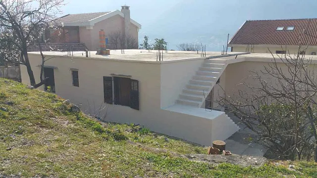 Zum Verkauf steht ein Haus mit großem Grundstück in Dobrota, — photo 43